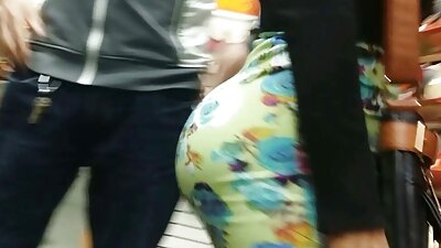 Félmeztelen barna Peta Jensen baszik rá fekete szerető az ágyban családisex