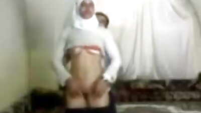 A rövid hajú ingyen családi szex MILF fekete Kat maszturbál egy széken