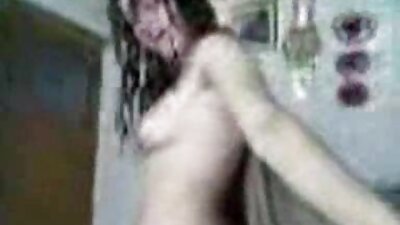 Biszexuális szépség Romi Eső baszik fiatalabb srác a pálya szélén sex anyaval